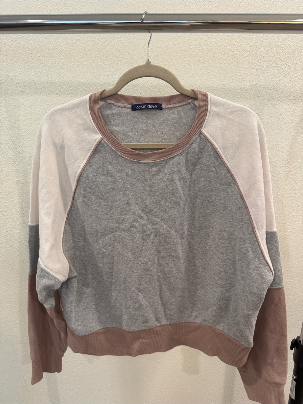Ocean Drive Colorblock Raglan Crewneck Sweatshirt in Pink, Gray, White